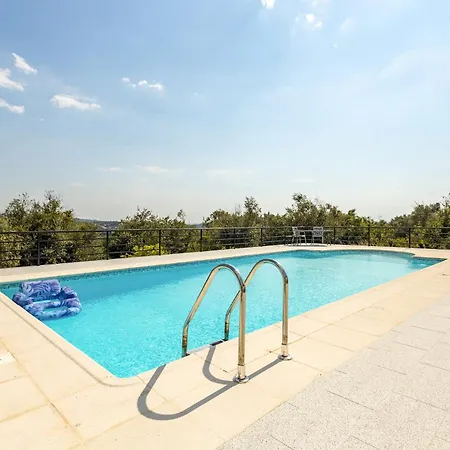 Luxurious Retreat In Lousa Countryside 3*