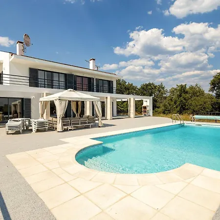 Luxurious Retreat In Lousa Countryside